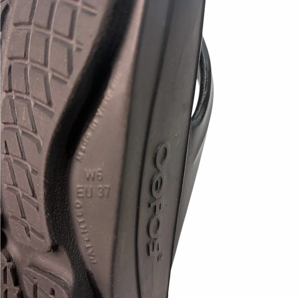 OOFOS Women’s Size 6 Recovery Oolala Luxe Shiny Black Comfort Thong Sandals